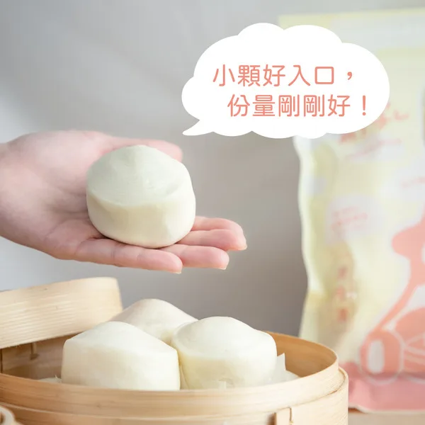 手拿一顆鮮乳坊鮮乳饅頭呈現小顆份量