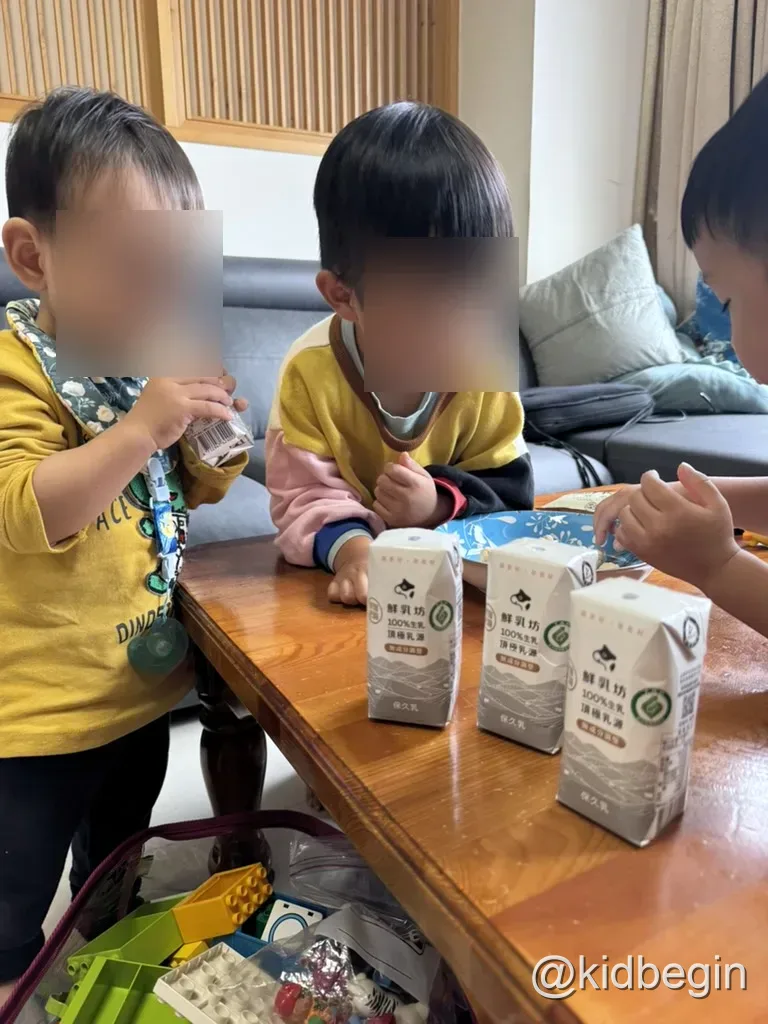三名孩子在桌邊飲用鮮乳坊100%生乳保久乳