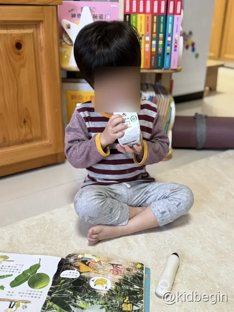 孩子閱讀時飲用鮮乳坊100%生乳保久乳