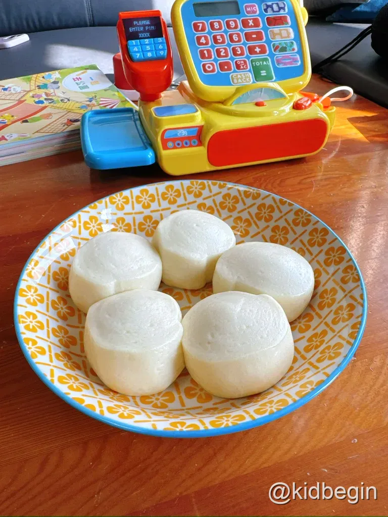 盤中五顆鮮乳坊鮮乳饅頭
