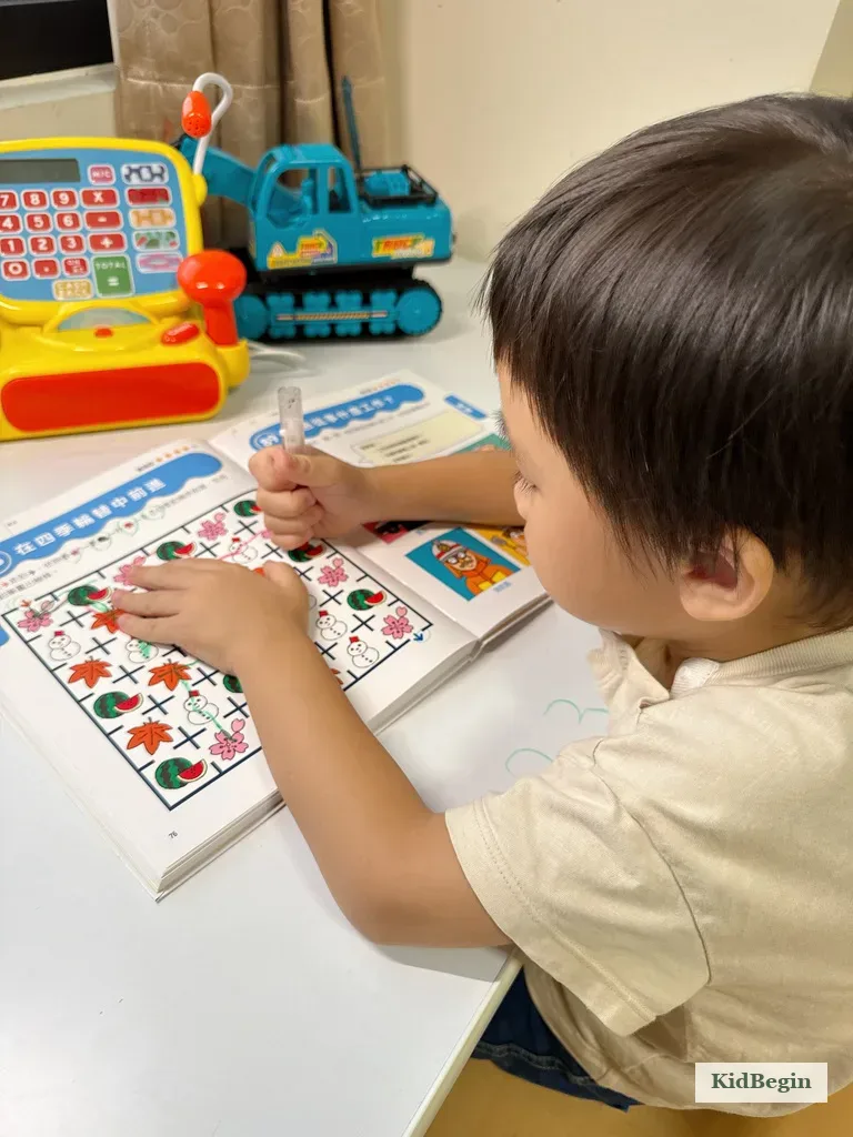 孩子在《有效鍛鍊大腦迷宮遊戲》中動手畫線