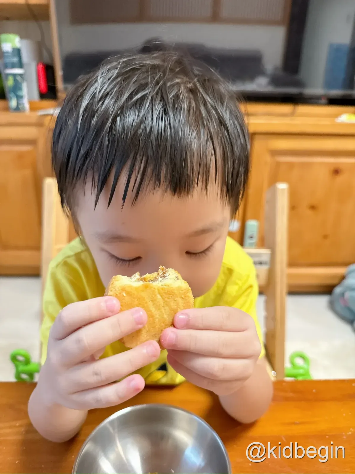 小朋友品嚐查理布朗土鳳梨酥