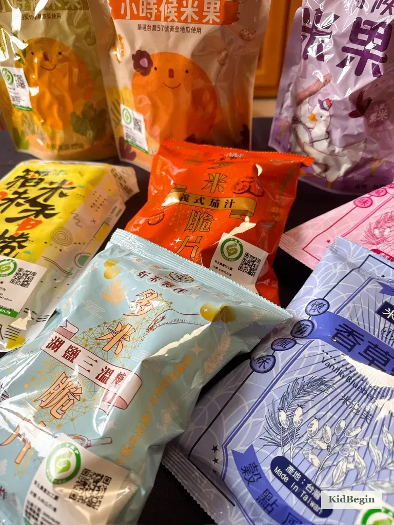 孩子拿著稻味米點心包裝