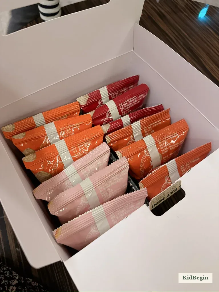 打開後裝滿小包米果的野餐提箱
