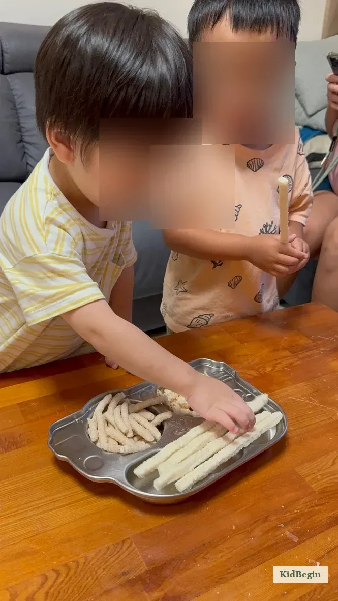 孩子拿著15公分長的大時候米果
