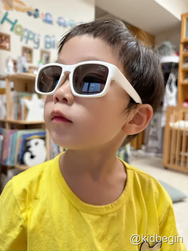 孩子配戴白色鏡框黑色鏡片 Loveye 幼童太陽眼鏡