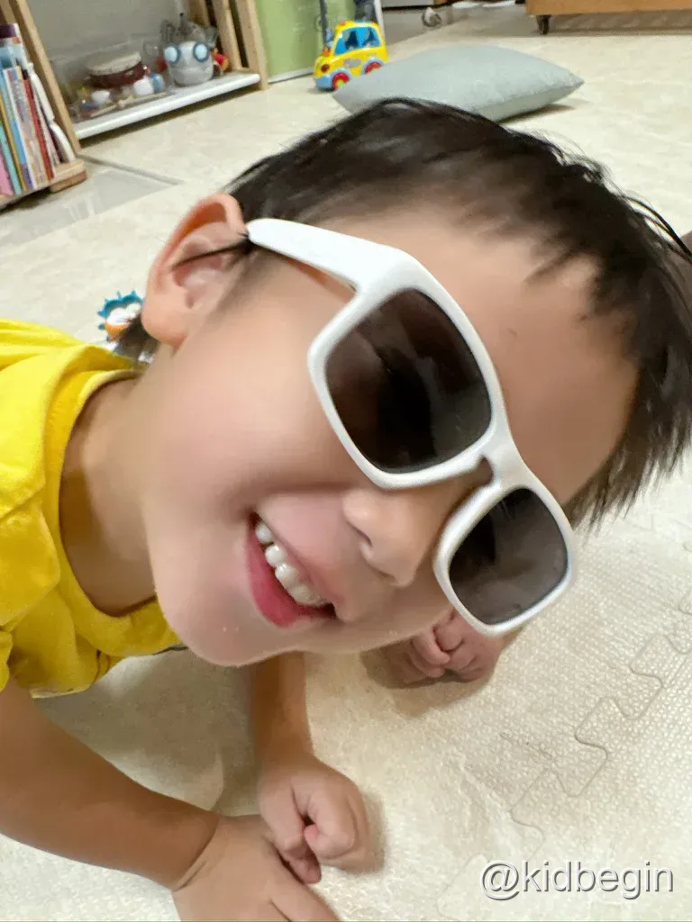 孩子配戴 Loveye 兒童偏光太陽眼鏡