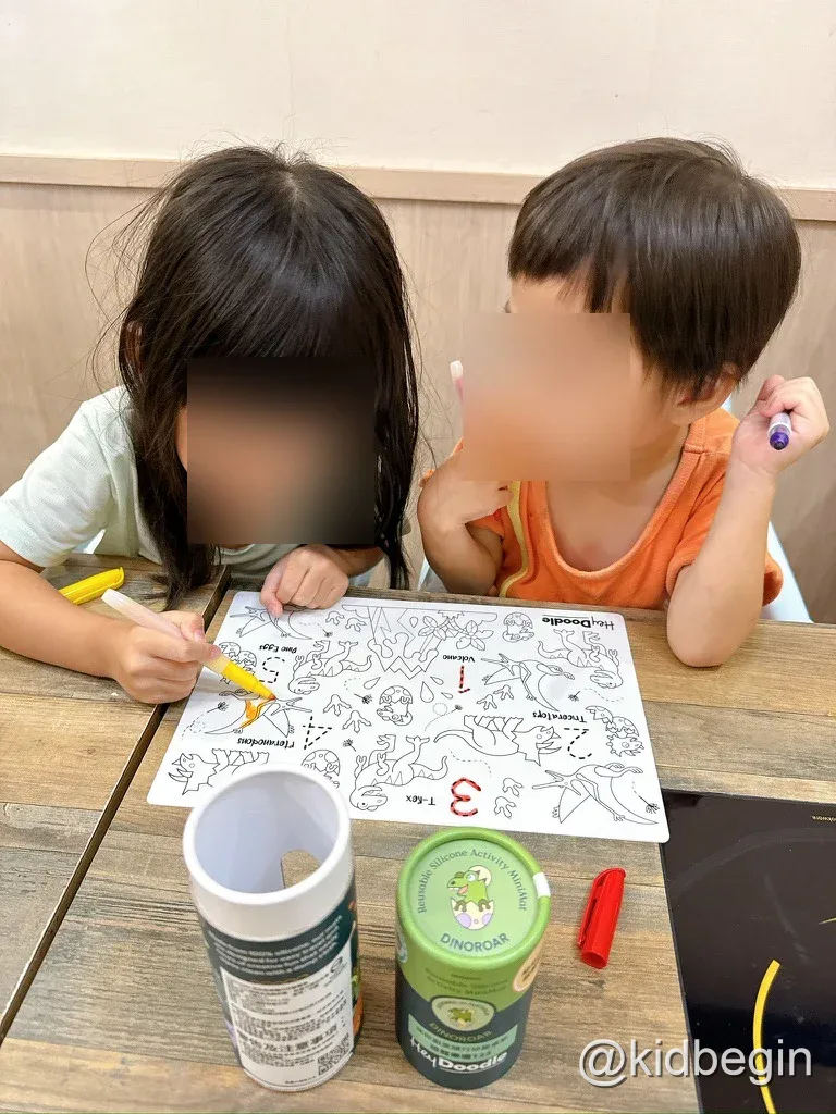 孩子在餐廳使用 Hey Doodle 矽膠畫墊畫畫